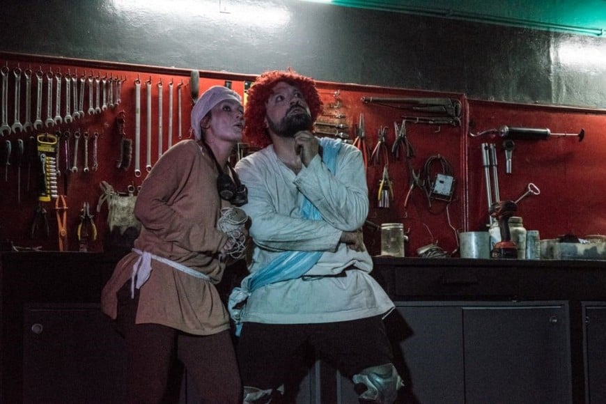 “Versos para el trucho”, obra teatral de Teatro Animal bajo dirección de Antonela González, realizada en un taller mecánico.