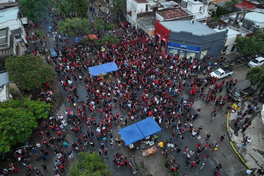 Mientras tanto continúan las reuniones y tratativas para mejorar el ordenamiento de las denominadas “previas” y “after” de cancha. Foto: Fernando Nicola