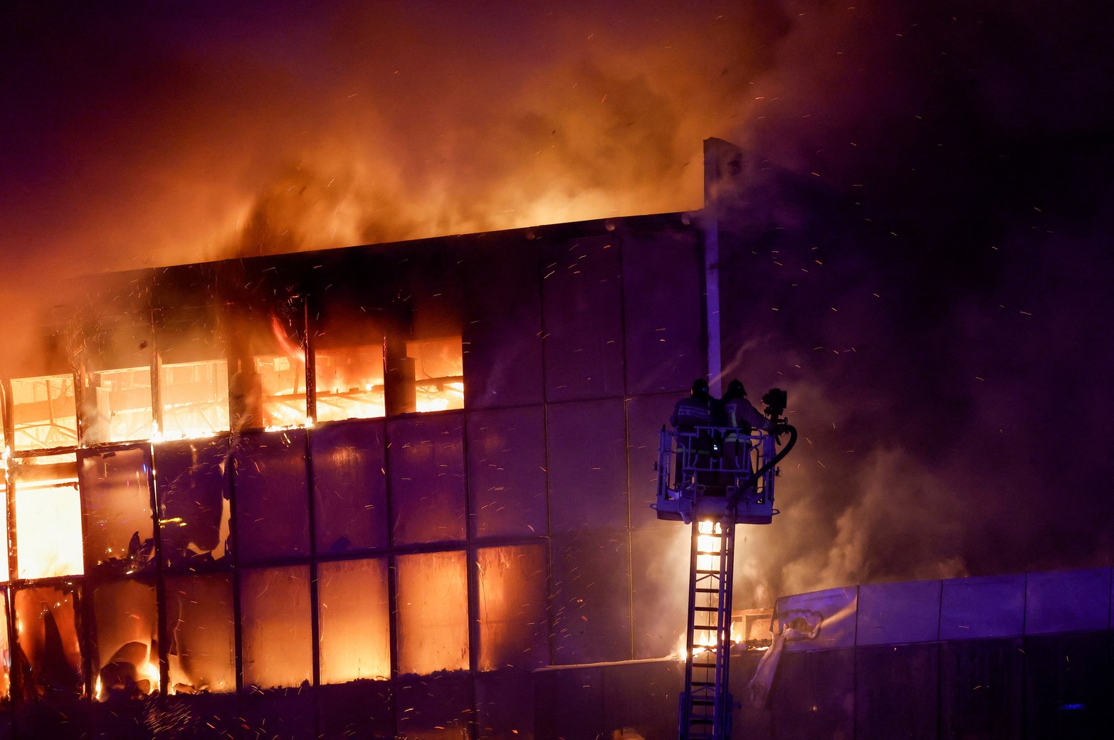Los rescatistas trabajan para extinguir el incendio en la sala de conciertos Crocus City Hall en llamas después de un tiroteo, en las afueras de Moscú, Rusia.