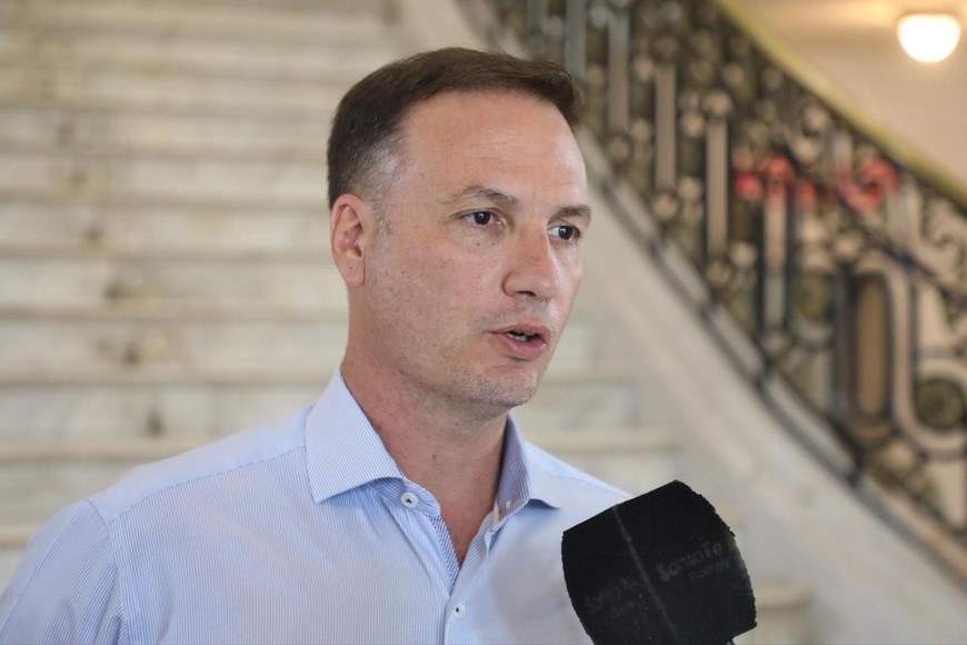 “Vemos cómo se invierten montos en cuestiones superfluas, y se desatiende el mantenimiento de un puente que es clave en esta zona y que corre riesgo de caerse”, dijo Enrico.

Gentileza Gobierno Provincial.