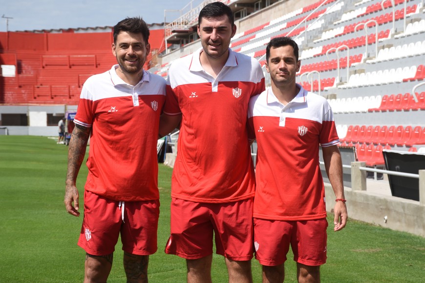 El cuerpo técnico de Unión. Guillermo Burgos (PF), Paulo Poccia (DT) y Martino Pettiti (AC). Juan Núñez es el entrenador de arqueras. Crédito: Luis Cetraro