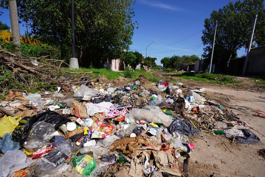 Los vecinos de Las Hornos conviven rodeados de basura, uno de los reclamos a los que piden solución.