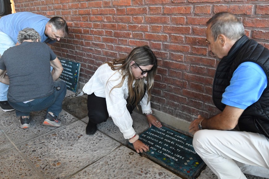 "Nos parece que la instalación de las baldosas es una manera de humanizar a estos tres militantes y estudiantes que eran iguales a nosotros", dijo el presidente del Centro de Estudiantes Tecnológicos, Francisco Bugna, Crédito: Luis Cetraro