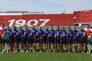 El plantel completo y cuerpo técnico del equipo de fútbol femenino de Unión. Crédito: Luis Cetraro