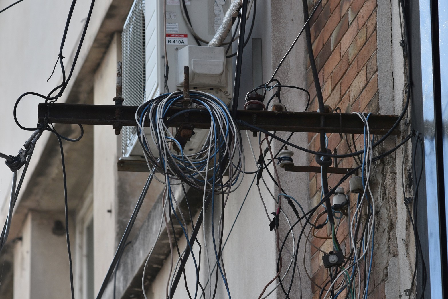 El descontrol de cables en algunos lugares de la ciudad es increíble. 