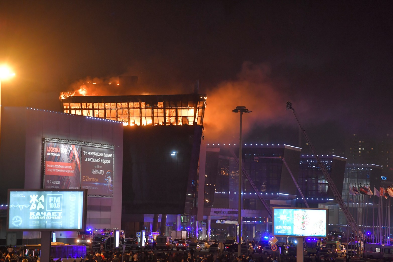 Rescatistas trabajan cerca de la sala de conciertos Crocus en llamas tras un tiroteo, en el noroeste de Moscú, Rusia. 
