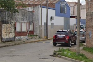 La esquina de Pje. Leiva y Brasil “está intransitable por la cantidad de yuyos y por las veredas deformadas”, dice un vecino de barrio Barranquitas.
