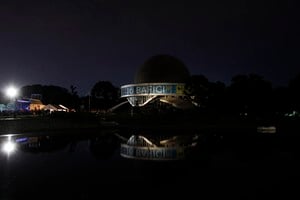 El planetario de Buenos Aires, con sus luces apagadas, por La Hora del Planeta en una imagen de archivo de 2014. Foto: Reuters.