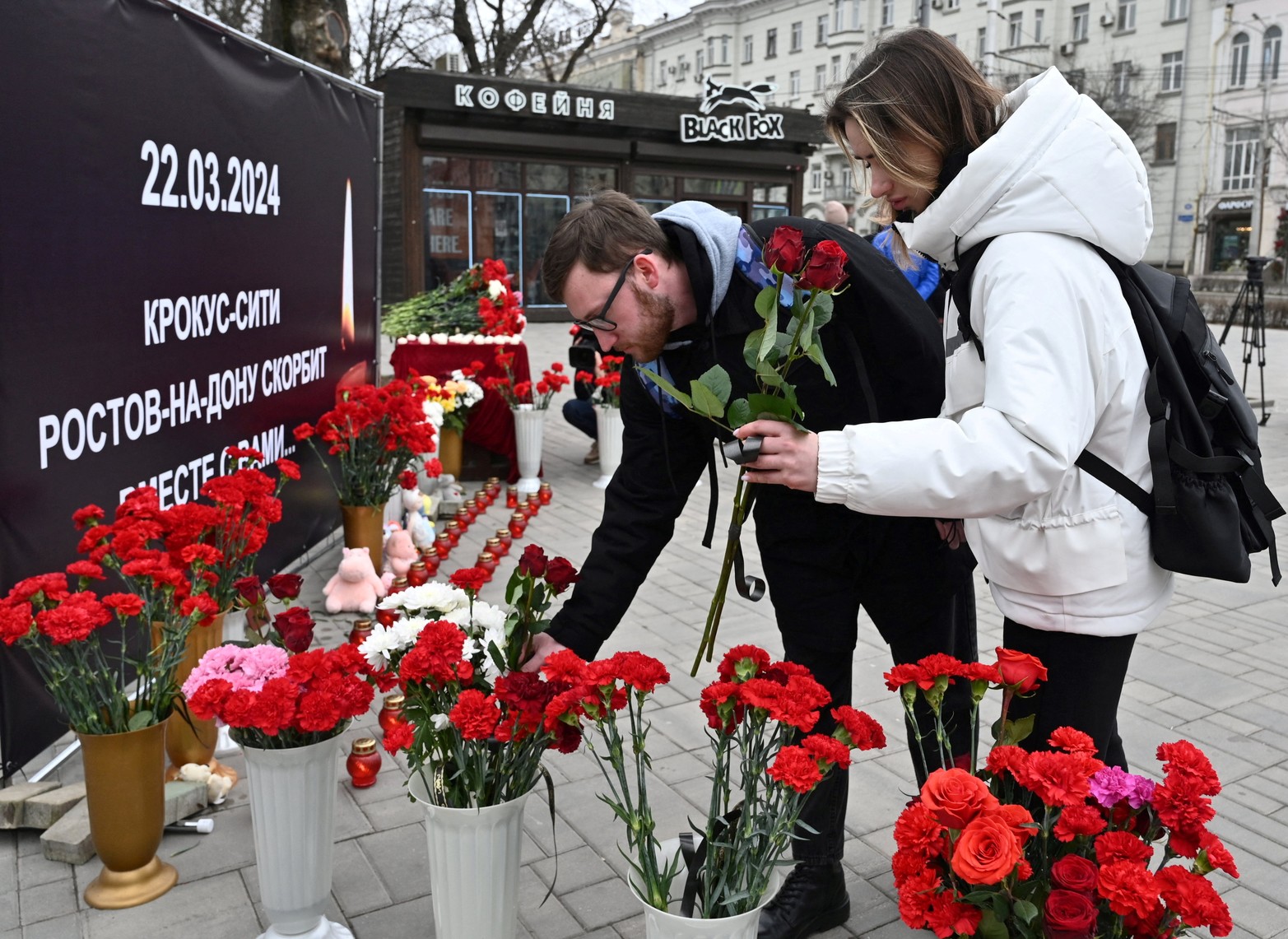 La gente coloca flores en un monumento improvisado a las víctimas de un ataque a tiros en la sala de conciertos Crocus City Hall en las afueras de Moscú, en Rostov-on-Don. 
