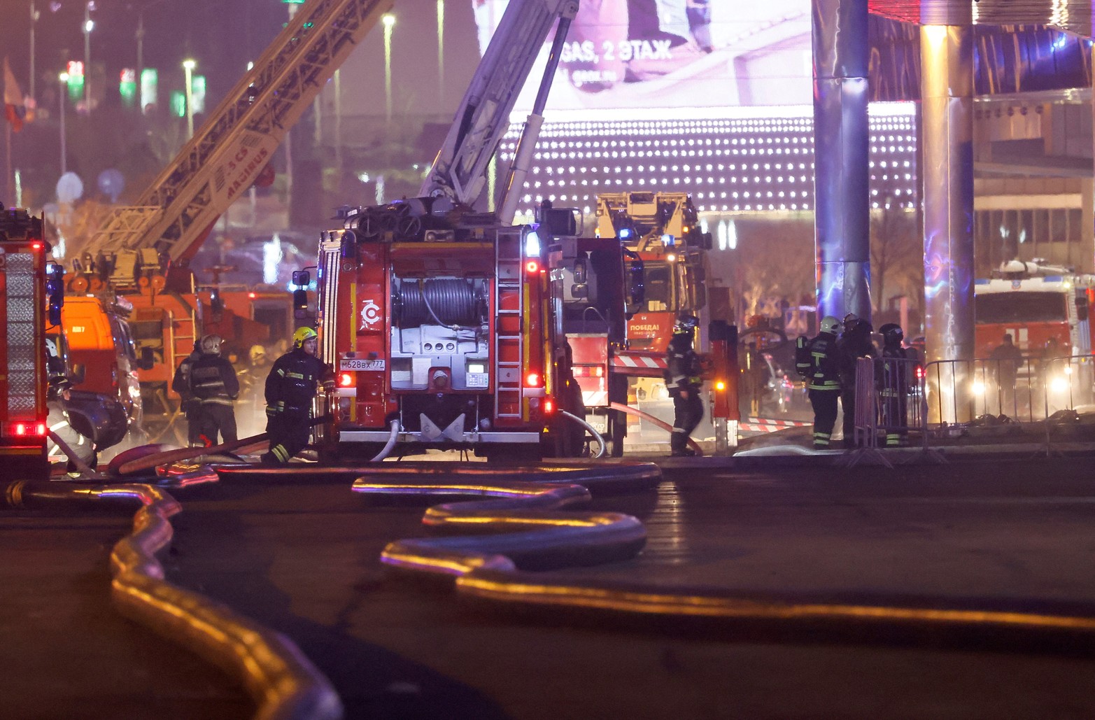 Los bomberos trabajan cerca de la sala de conciertos Crocus City Hall en llamas después de un tiroteo, en las afueras de Moscú, Rusia.