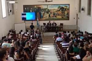 El encuentro “Los delitos de lesa humanidad y el principio de justicia universal” se realizó en el aula Alberdi de la Facultad de Ciencias Jurídicas (FCJS) de la UNL. Foto. Gentileza