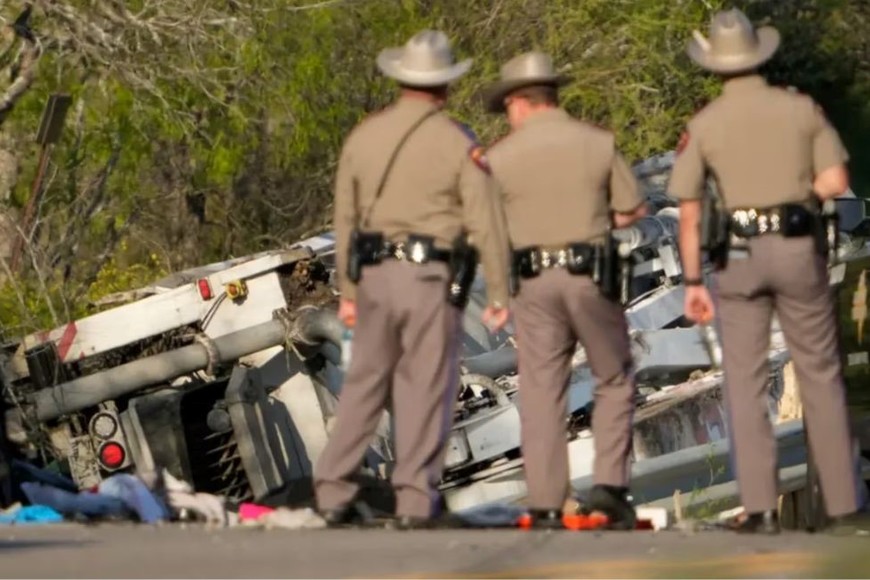 Autoridades y servicios de emergencia responden al trágico accidente en la ruta estatal N°21 en Texas.