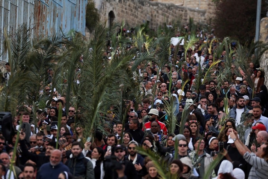 Christian worshippers attend a Palm Sunday procession on the Mount of Olives, in Jerusalem March 24, 2024. REUTERS/Ronen Zvulun