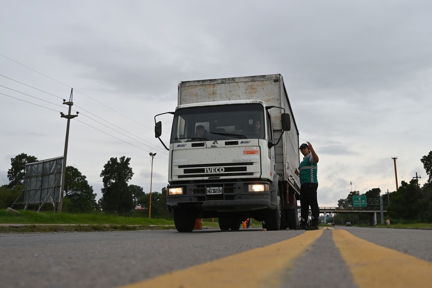 Comenzaron los controles para restringir el tránsito pesado en el Puente Carretero entre Santa Fe y Santo Tomé. El fin es preservar la estructura hasta el inicio de la obra licitada por Vialidad Nacional. Los desvíos serán durante las 24 horas.