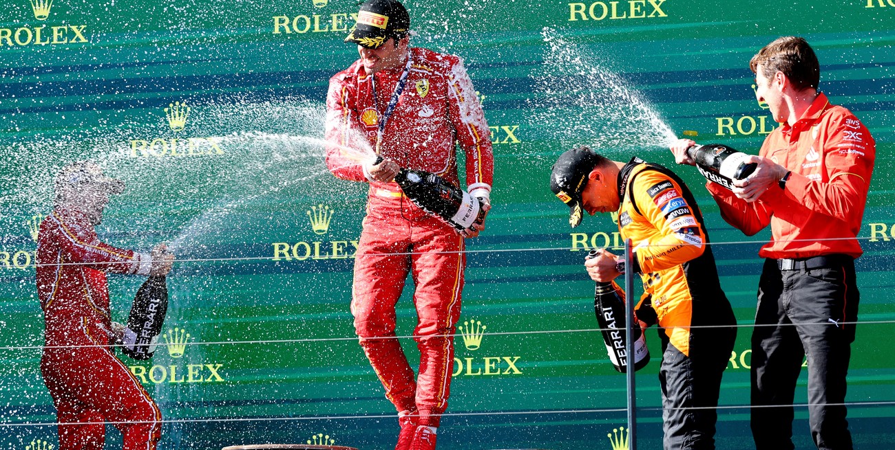 Sorpresa en la Fórmula 1: Verstappen abandonó la carrera y Sainz se quedó con el GP