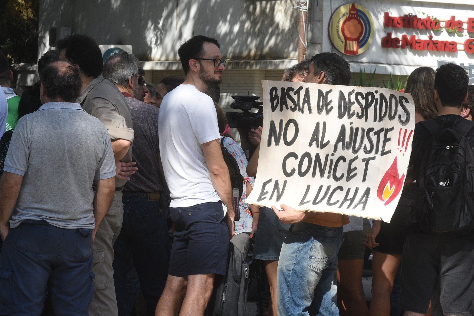 En Santa Fe son 38 los trabajadores de Conicet que quedan en la calle. Protesta nacional por 1.200 despidos. Los contratos vencen el 31 de marzo. Hay trabajadores de la ciencia que tienen hasta 20 años de antigüedad. El miércoles protestaron en Bv. Gálvez y Güemes.