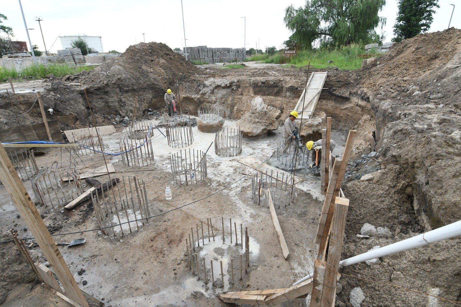 La base de un edificio. La toma de los pilotes que soportarán la carga de varios pisos. En la zona portuaria del dique II una nueva torre del Garden Inn comenzará a elevarse.