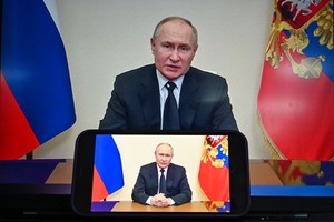 (240323) -- MOSCU, 23 marzo, 2024 (Xinhua) -- Imagen del 23 de marzo de 2024 de pantallas mostrando al presidente ruso, Vladimir Putin, hablando en un discurso televisado a la nación, en Moscú, Rusia. Putin informó el sábado que los cuatro autores del atentado terrorista de Moscú fueron detenidos. También declaró el 24 de marzo día de luto nacional en Rusia por los fallecidos en el atentado terrorista. (Xinhua/Cao Yang) (oa) (ra) (da)