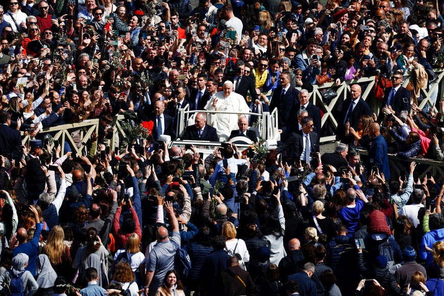 Pope Francis greets faithful on the day of the Palm Sunday Mass in Saint Peter's Square at the Vatican, March 24, 2024. REUTERS/Guglielmo Mangiapane