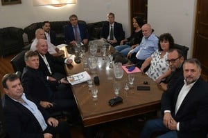 La reunión está encabezada por los ministros de Gobierno, Fabián Bastia y Economía, Pablo Olivares. Créditos: Mauricio Garin