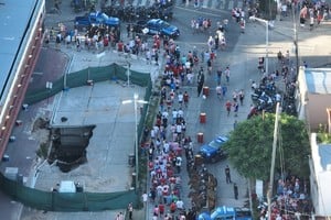 Vista aérea de la zona. La gente ingresa al estadio de Unión junto al gran pozo. Crédito: Fernando Nicola