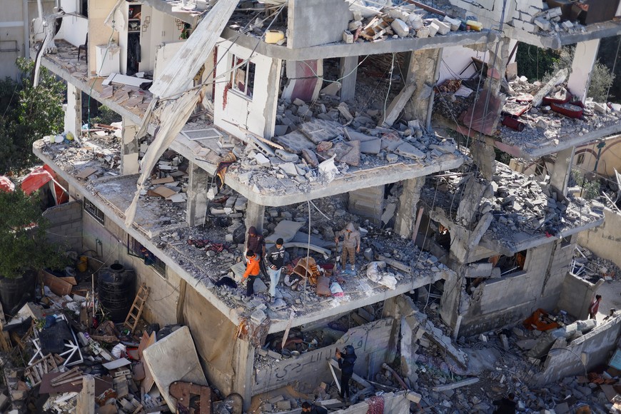 Palestinians inspect the site of an Israeli strike on a house, amid the ongoing conflict between Israel and the Palestinian Islamist group Hamas, in Rafah, in the southern Gaza Strip, March 25, 2024. REUTERS/Mohammed Salem