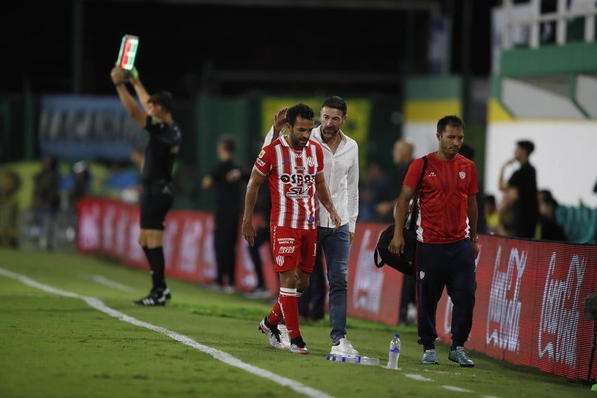 Gamba sufrió una lesión en el recto a los 15 minutos del partido con Defensa y Justicia. Crédito: Gustavo Ortiz