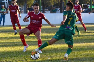 Ferro de Rafaela, que juega con camiseta roja, se trajo un empate muy importante de la ciudad de Tostado. El partido de vuelta se disputará el domingo en barrio Los Nogales de la ciudad de Rafaela. El ganador pasará a la final. Créditos: Valentina Conti