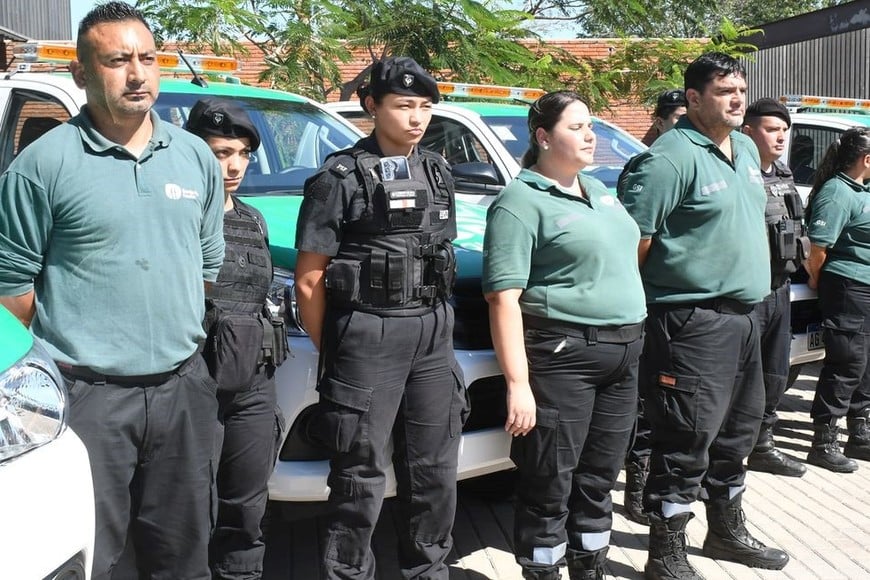 Los binomios de agentes policiales y de la GSI patrullarán en las nuevas camionetas que adquirió el municipio días atrás. Foto: Flavio Raina
