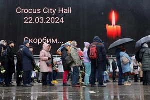 Decenas de personas homenajean a las víctimas del ataque contra el Crocus City Hall, en la parte exterior de la sala de conciertos, en Moscú.  Créditos: Reuters