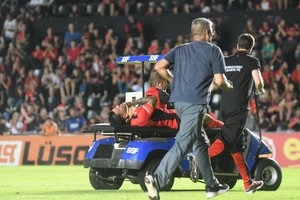 El delantero sufrió un corte en el rostro, le colocaron de inmediato un cuello ortopédico y lo sacaron en camilla, directo a la ambulancia. Crédito: Manuel Fabatía