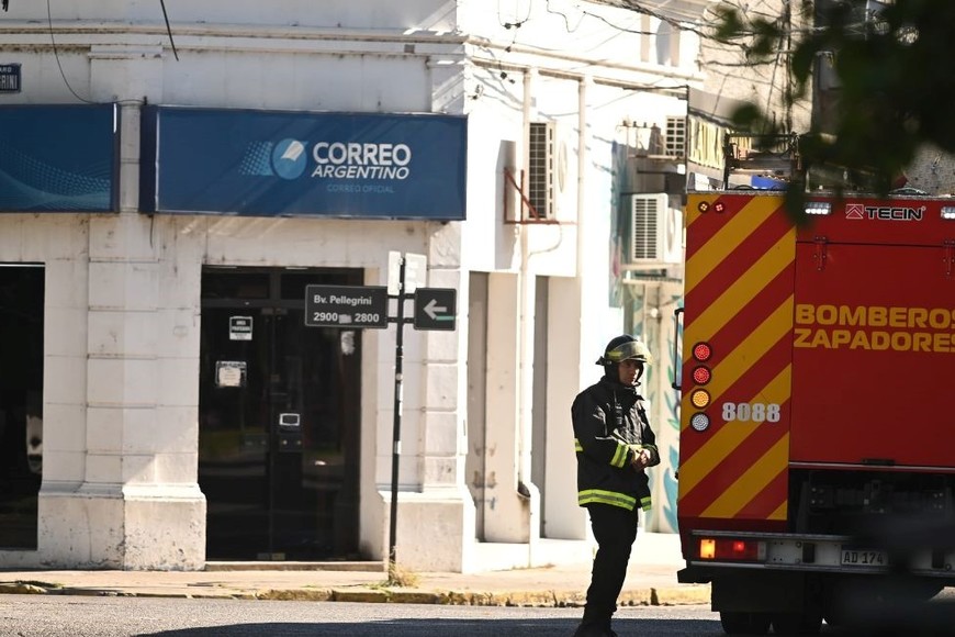 Las sucursales mencionadas fueron evacuadas de inmediato, mientras personal de la Brigada de Explosivos requisaba el lugar. Créditos: Mauricio Garín