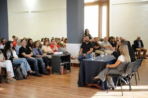 Los funcionarios junto con directivos escolares de la capital santafesina.