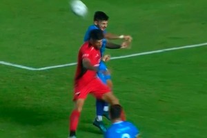 El momento del codazo que sufrió Toledo.