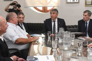 Imagen del encuentro paritario entre representantes gremiales y funcionarios. Foto: Flavio Raina