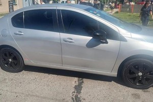 El auto en el que se trasladaba el policía.