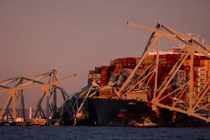 El momento del impacto del buque. Crédito: Julia Nikhinson/Reuters