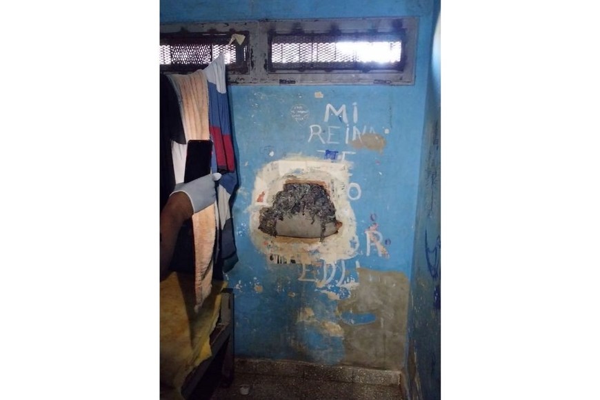 Se tomaron registros fotográficos y se retiraron objetos que podrían considerarse como herramientas para una fuga.