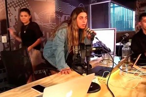El momento donde anuncian en vivo que debían desalojar el estudio.
