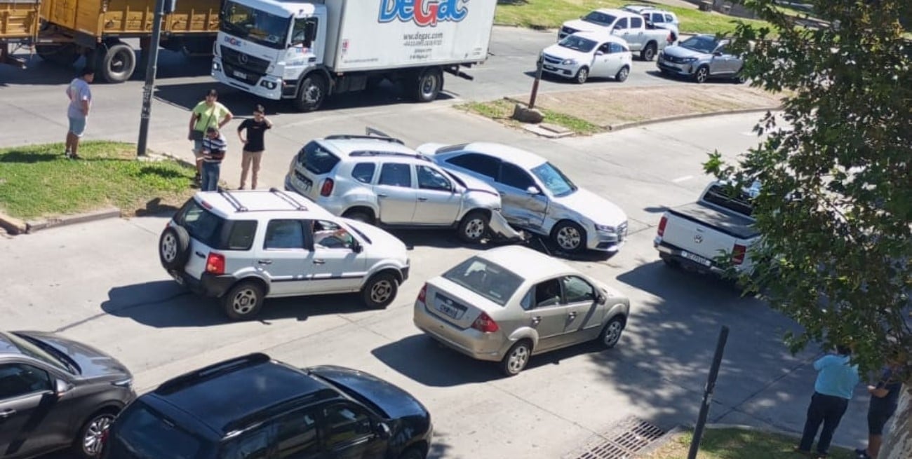 Dos autos protagonizaron un choque en avenida Alem y Tucumán