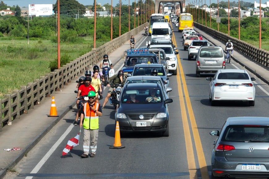 Arreglos y congestión: así se vio el Puente Carretero desde el drone de El Litoral