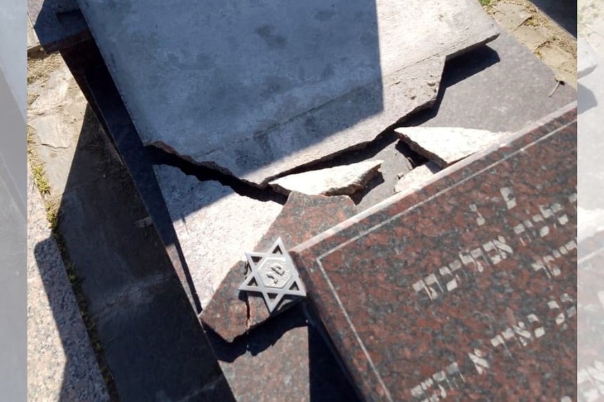 Los delincuentes dejaron importantes daños materiales, rotura de puertas en el templo que se encuentra en el cementerio. Foto: Gentileza