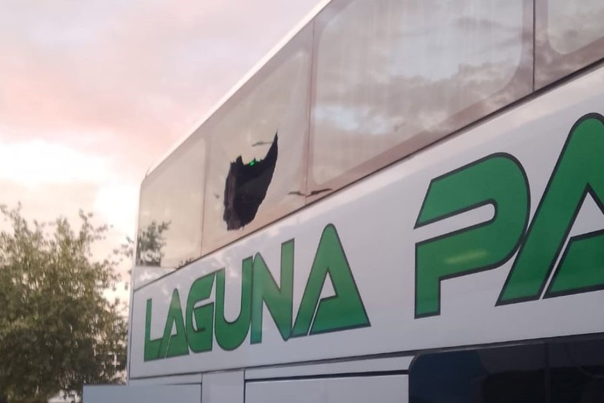 Daños en una de las ventanillas del colectivo. Crédito: El Litoral