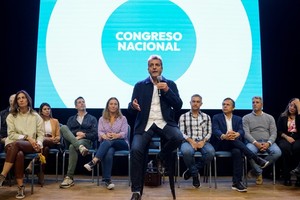 En el congreso del Frente Renovador, Sergio Massa llamó a no "pararnos con el dedo acusador y decirle a la gente que se equivocó a la hora de votar", sino "construir la nueva mayoría que nos va a permitir volver al gobierno dentro de 4 años".