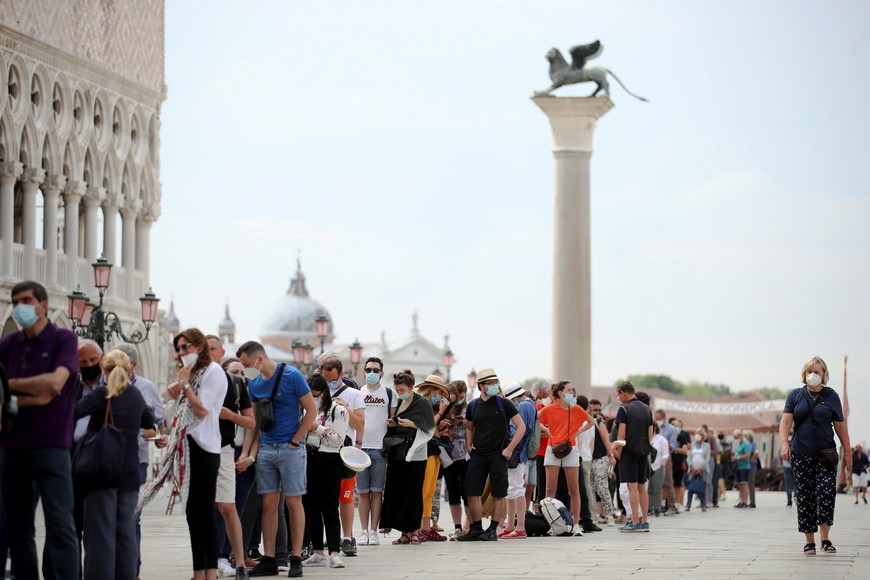 People queue to enter San Marco Dome, as the region of Veneto becomes a "white zone", following a relaxation of coronavirus disease (COVID-19) restrictions with only masks and social distancing required, in Venice, Italy, June 7, 2021. REUTERS/Yara Nardi