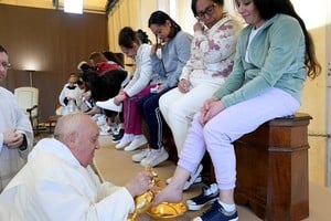 Desde su silla de ruedas, Francisco lavó y besó el pie derecho de las 12 mujeres sentadas en una grada. Crédito: REUTERS.