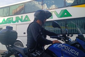 Los daños en una de las ventanillas del micro. Crédito: El Litoral.