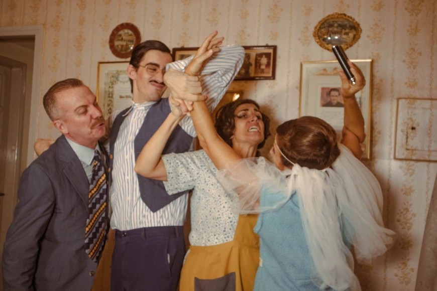 Obra teatral “La familia, un lugar donde nos queremos todos”, con dirección y dramaturgia de Nicole Chort. Actúan Inés Aiello, Joaquín Mántica. Celina Vigetti y Gabriel Pandolfo.