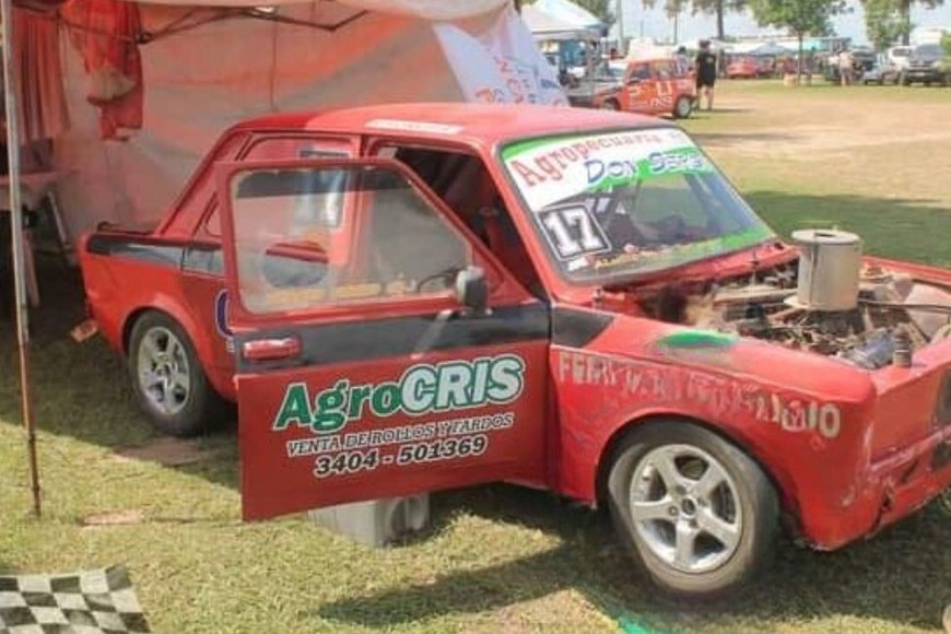 Los delincuentes se llevaron partes de un auto de carreras.