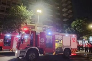 Fueron cerca de 35 los vecinos que viven en el edificio y debieron ser evacuados pasadas las 4.30 por el incendio.
